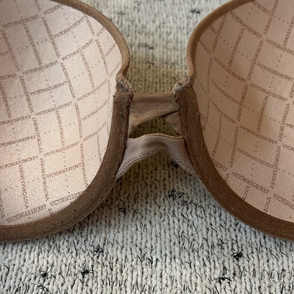 Victoria’s Secret Nude Form Shape Bra with Adjustable Straps - Picture 3 of 5